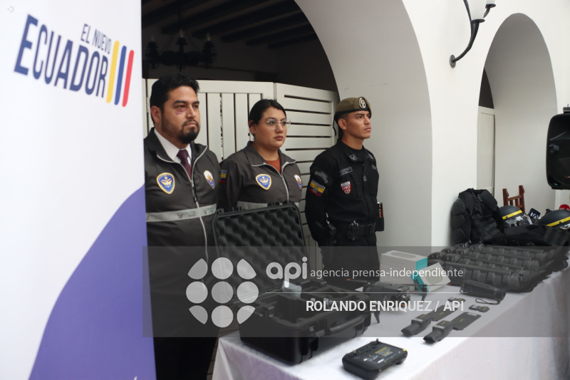 DONACION PARA POLICÍA DE EQUIPOS DE FRANCIA