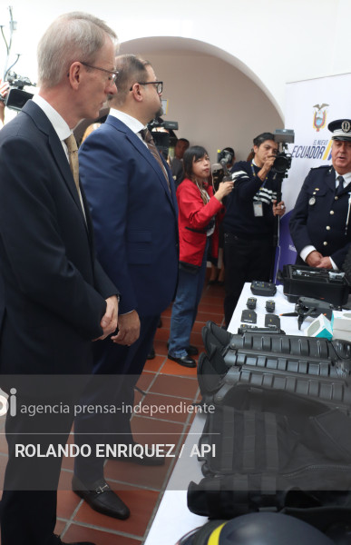 DONACION PARA POLICÍA DE EQUIPOS DE FRANCIA