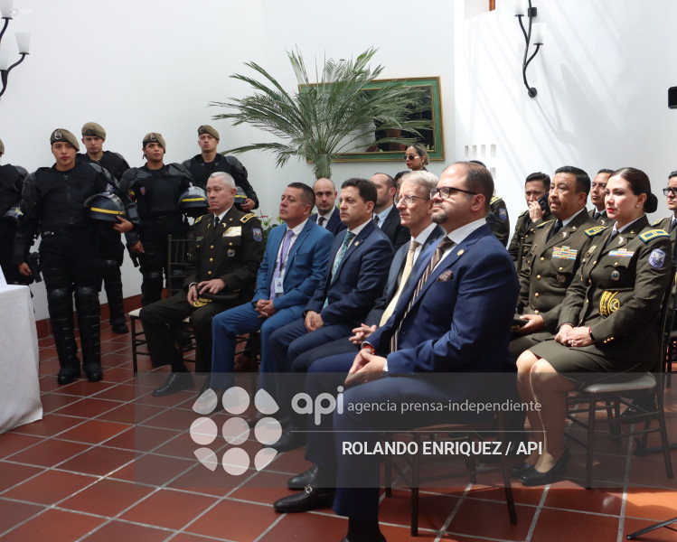 DONACION PARA POLICÍA DE EQUIPOS DE FRANCIA