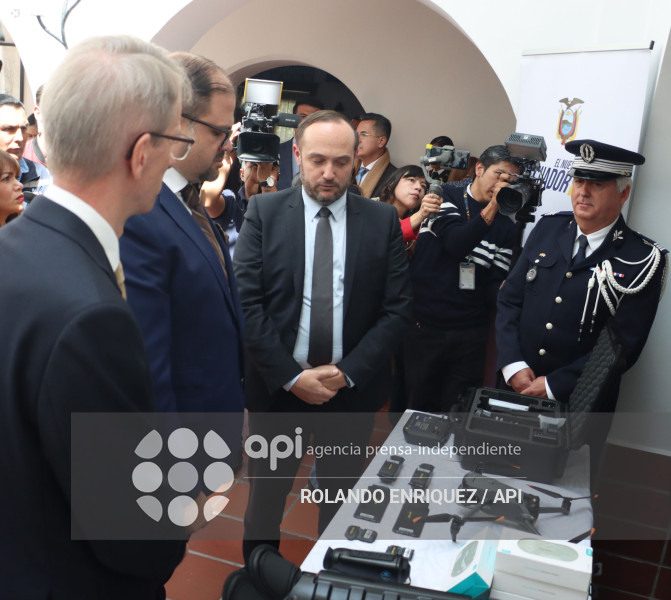 DONACION PARA POLICÍA DE EQUIPOS DE FRANCIA