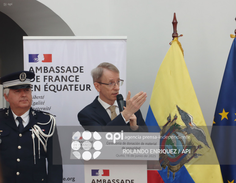 DONACION PARA POLICÍA DE EQUIPOS DE FRANCIA