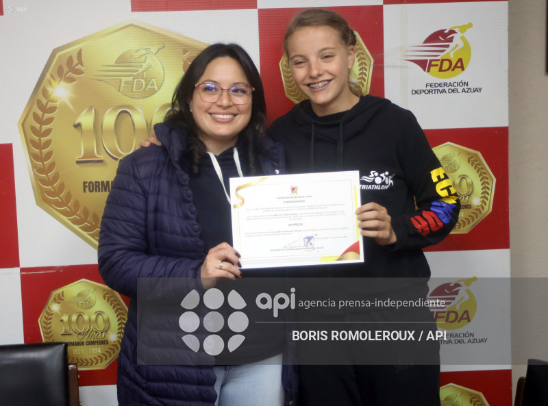 CUENCA-RECONOCIMIENTO A DEPORTISTAS-TRIATLON