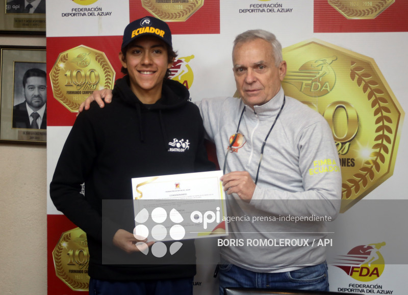 CUENCA-RECONOCIMIENTO A DEPORTISTAS-TRIATLON
