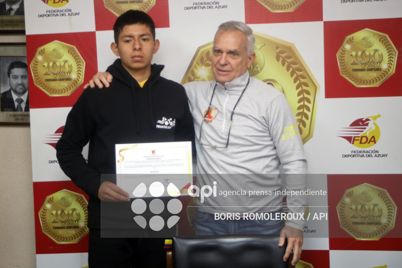 CUENCA-RECONOCIMIENTO A DEPORTISTAS-TRIATLON