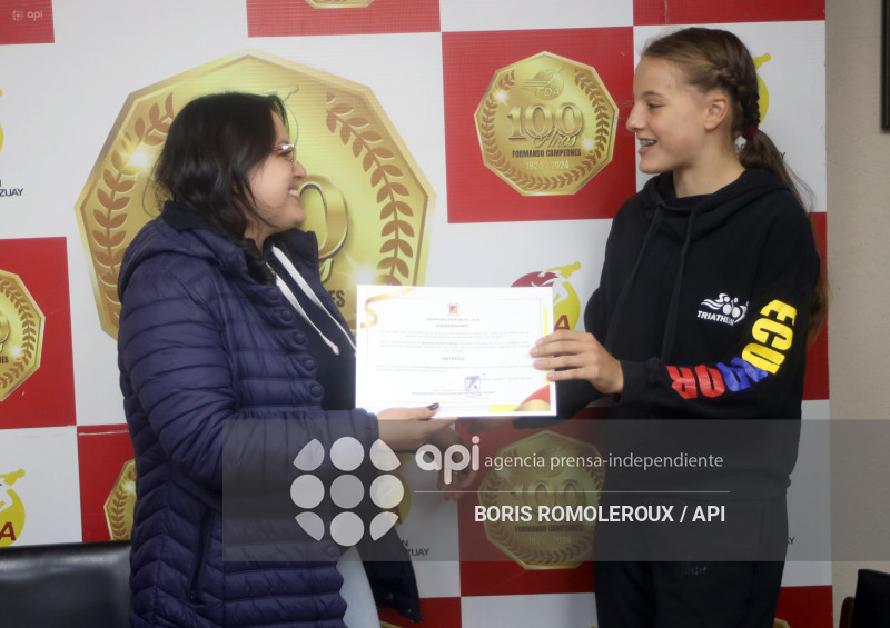 CUENCA-RECONOCIMIENTO A DEPORTISTAS-TRIATLON