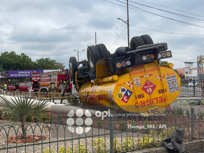 GYE-ACCIDENTE CAMION COMBUSTIBLE
