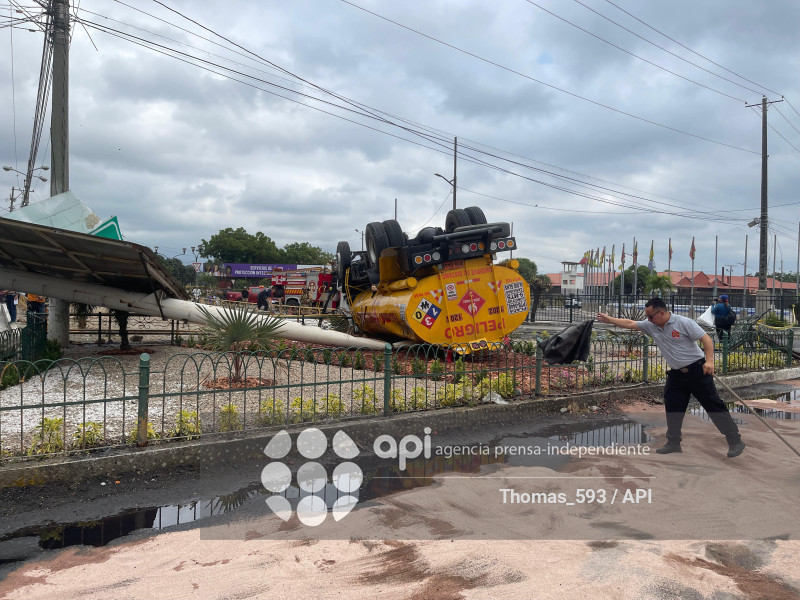 GYE-ACCIDENTE CAMION COMBUSTIBLE