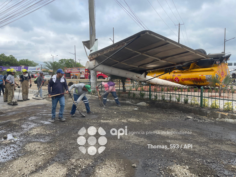 GYE-ACCIDENTE CAMION COMBUSTIBLE