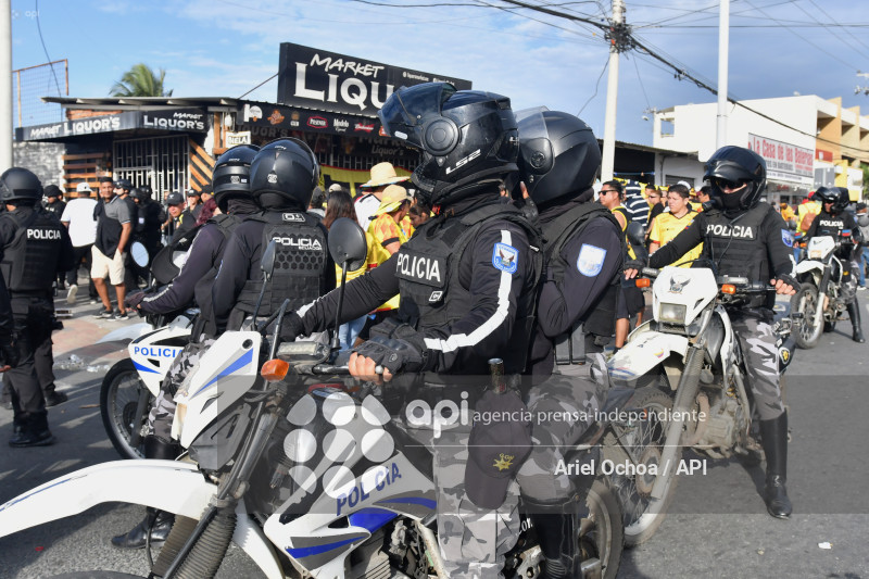 MANTA-MILITARES-POLICIAS-ESTADIO-JOCAY