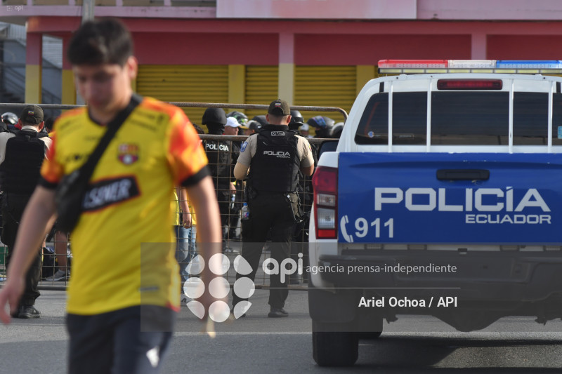 MANTA-MILITARES-POLICIAS-ESTADIO-JOCAY
