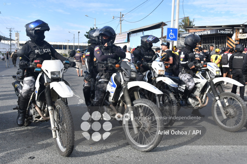 MANTA-MILITARES-POLICIAS-ESTADIO-JOCAY