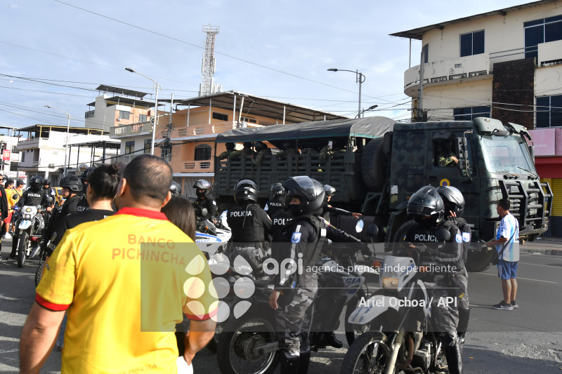 MANTA-MILITARES-POLICIAS-ESTADIO-JOCAY