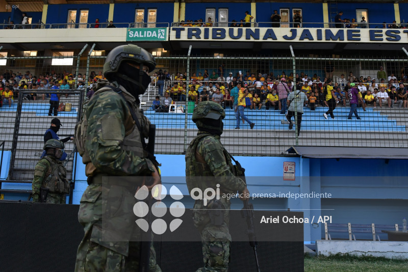 MANTA-MILITARES-POLICIAS-ESTADIO-JOCAY