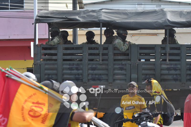 MANTA-MILITARES-POLICIAS-ESTADIO-JOCAY