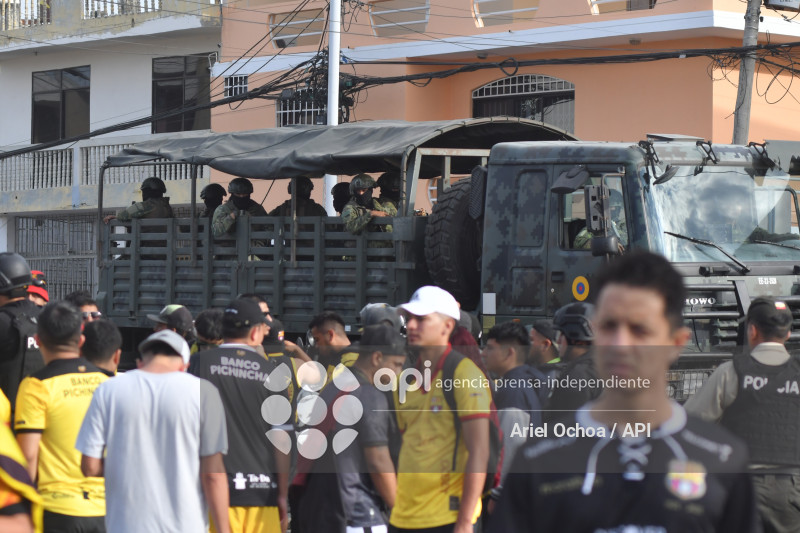 MANTA-MILITARES-POLICIAS-ESTADIO-JOCAY