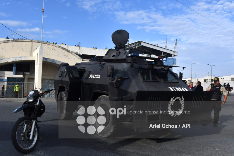 MANTA-MILITARES-POLICIAS-ESTADIO-JOCAY