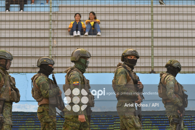 MANTA-MILITARES-POLICIAS-ESTADIO-JOCAY