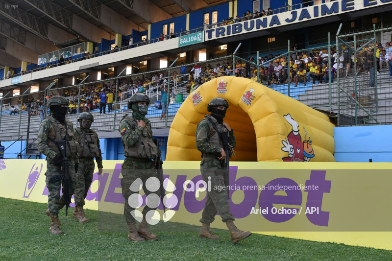 MANTA-MILITARES-POLICIAS-ESTADIO-JOCAY