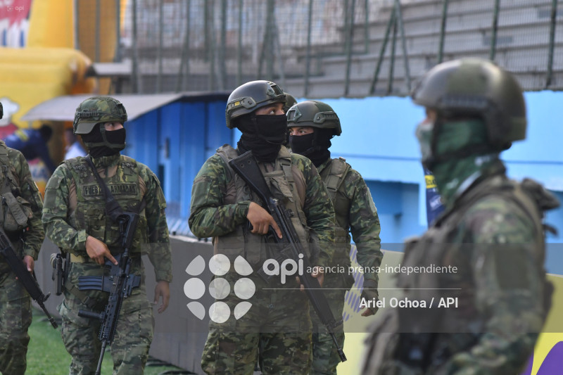 MANTA-MILITARES-POLICIAS-ESTADIO-JOCAY