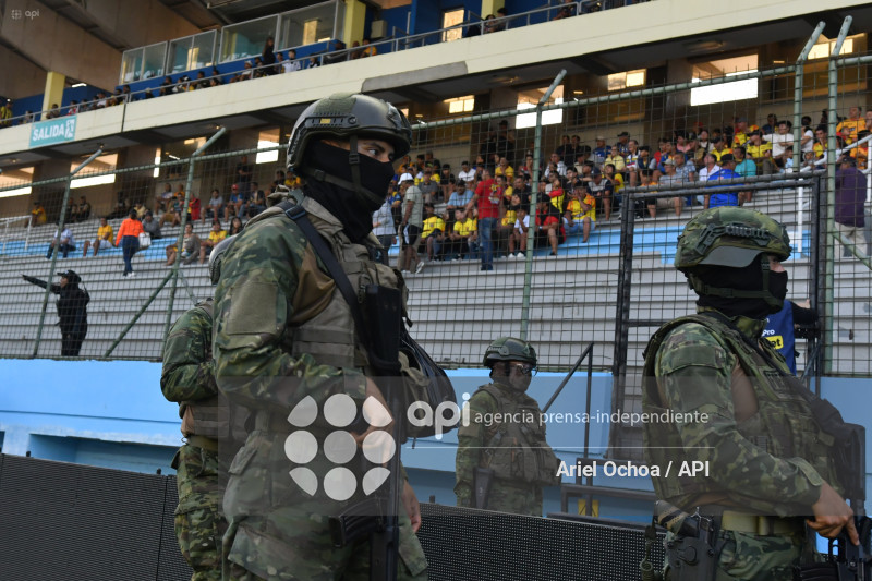 MANTA-MILITARES-POLICIAS-ESTADIO-JOCAY
