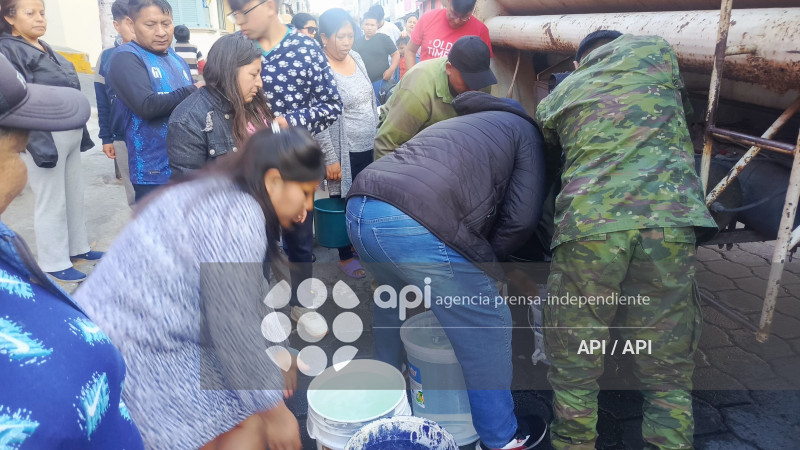 GOBIERNO ENTREGA AGUA AL SUR DE QUITO