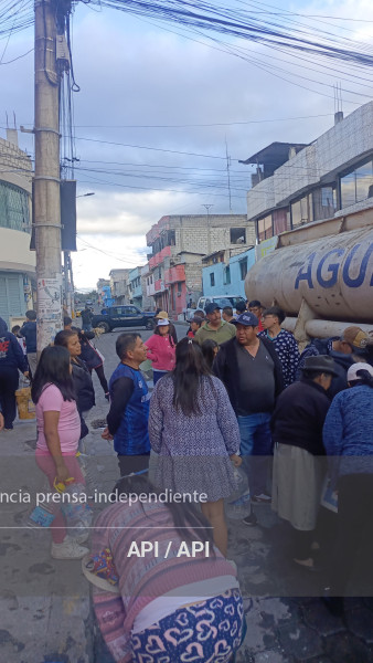 GOBIERNO ENTREGA AGUA AL SUR DE QUITO