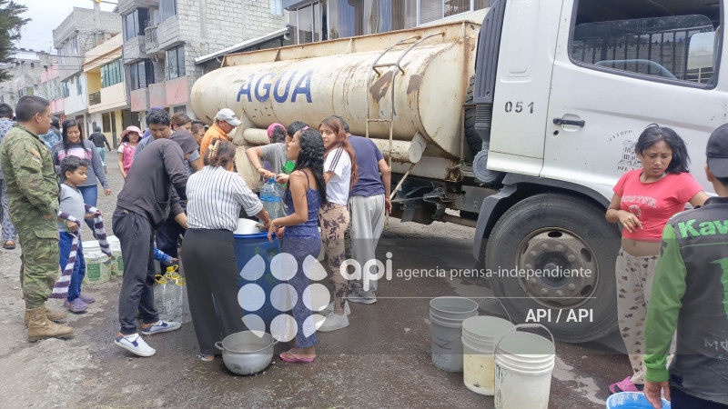 GOBIERNO ENTREGA AGUA AL SUR DE QUITO