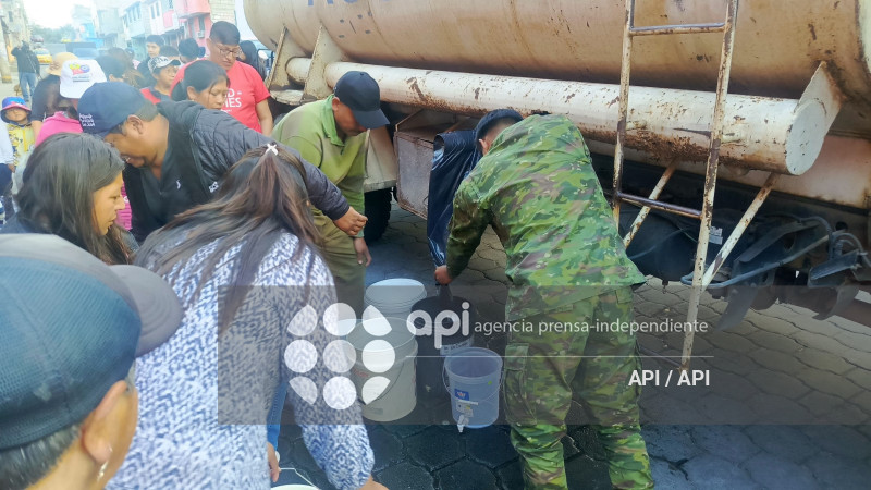 GOBIERNO ENTREGA AGUA AL SUR DE QUITO