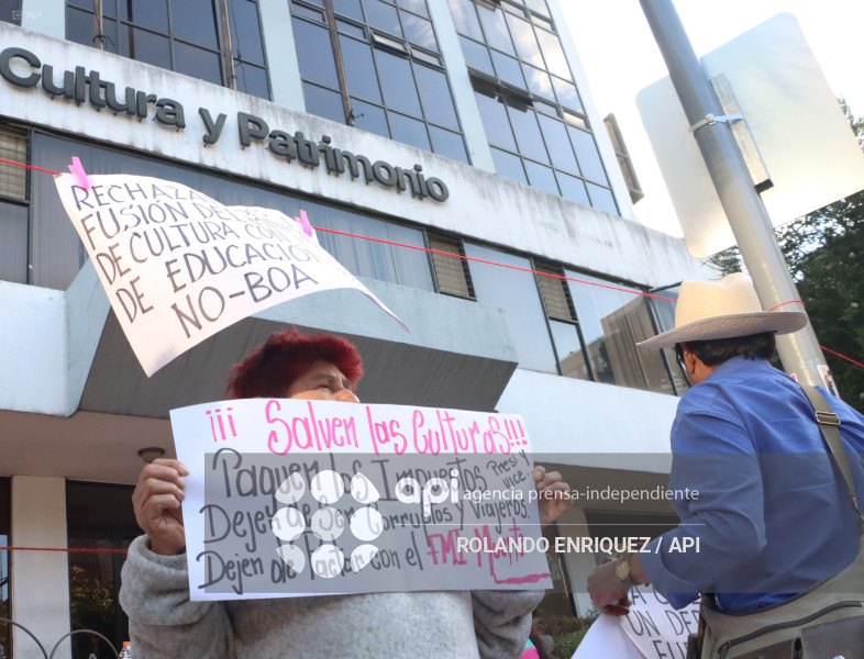 PROTESTA FUSION MINISTERIO CULTURA