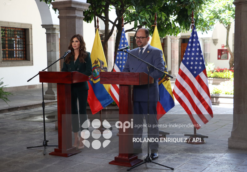 SECRETARIA DE EEUU CON PRESIDENTE NOBOA