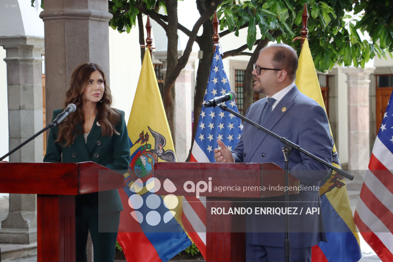 SECRETARIA DE EEUU CON PRESIDENTE NOBOA