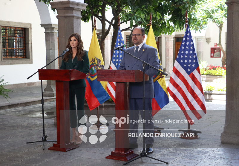 SECRETARIA DE EEUU CON PRESIDENTE NOBOA