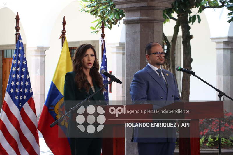 SECRETARIA DE EEUU CON PRESIDENTE NOBOA