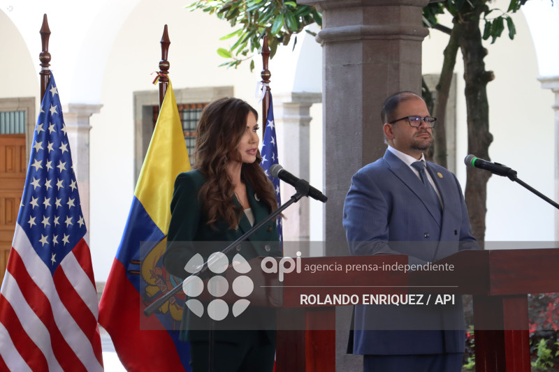 SECRETARIA DE EEUU CON PRESIDENTE NOBOA