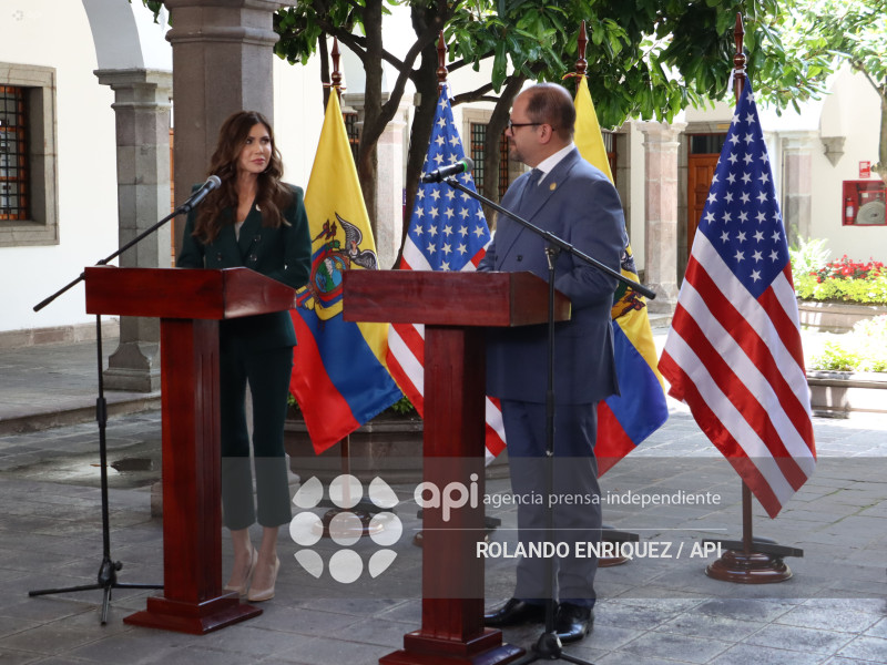 SECRETARIA DE EEUU CON PRESIDENTE NOBOA