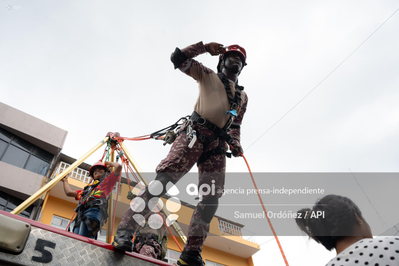 DESFILE CIVICO MILITAR ESMERALDAS