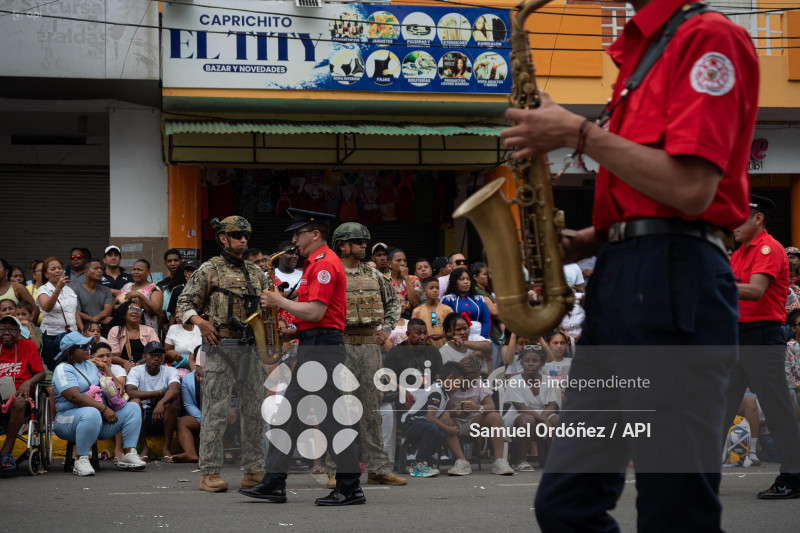 DESFILE CIVICO MILITAR ESMERALDAS