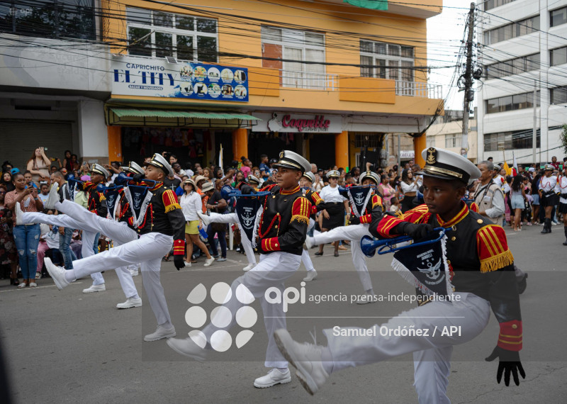 DESFILE CIVICO MILITAR ESMERALDAS