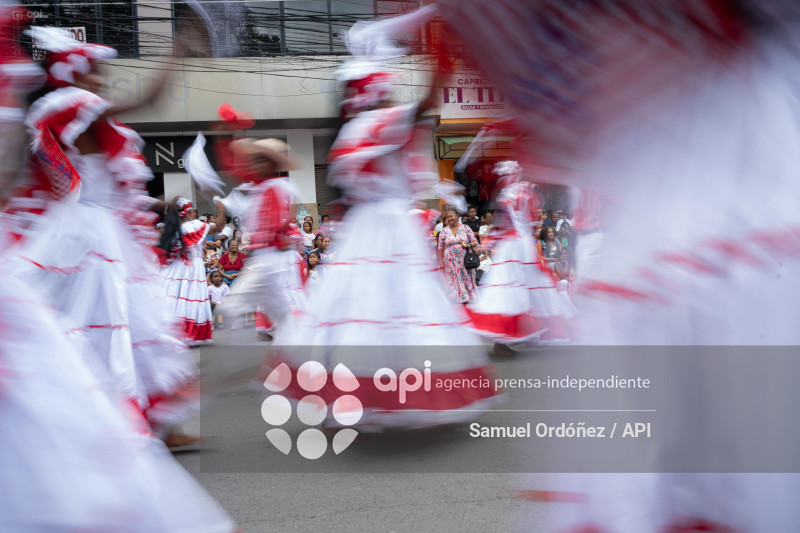DESFILE CIVICO MILITAR ESMERALDAS