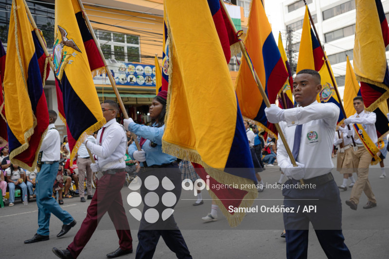 DESFILE CIVICO MILITAR ESMERALDAS
