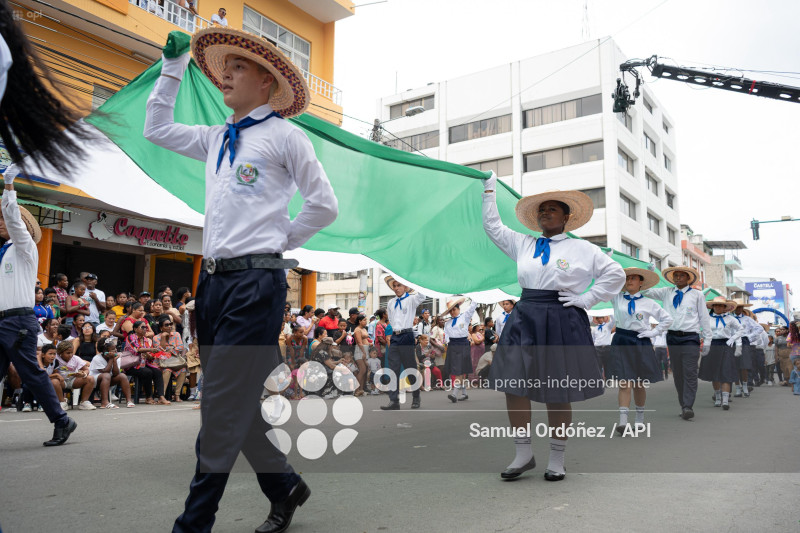 DESFILE CIVICO MILITAR ESMERALDAS