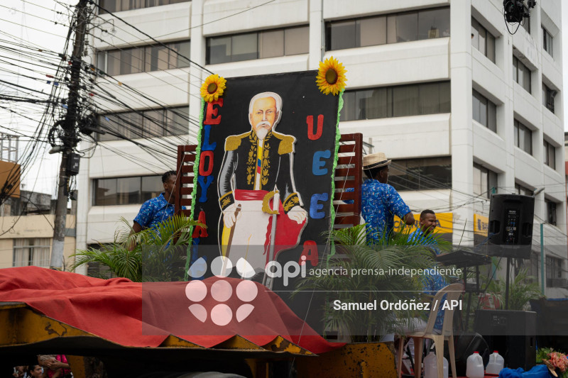 DESFILE CIVICO MILITAR ESMERALDAS