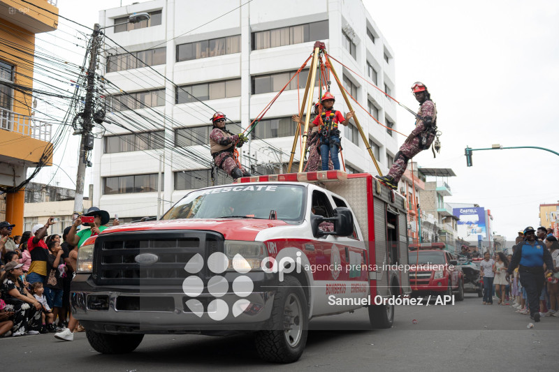 DESFILE CIVICO MILITAR ESMERALDAS