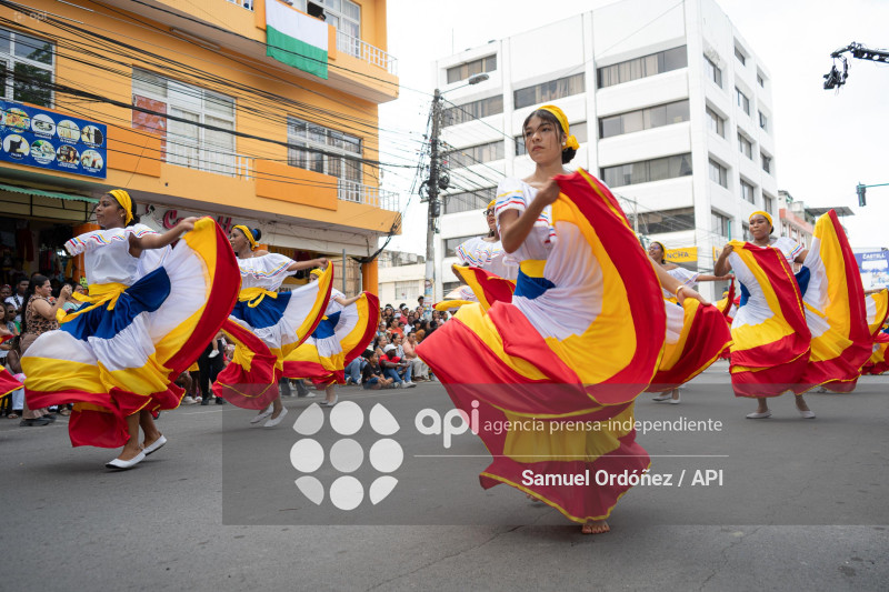 DESFILE CIVICO MILITAR ESMERALDAS