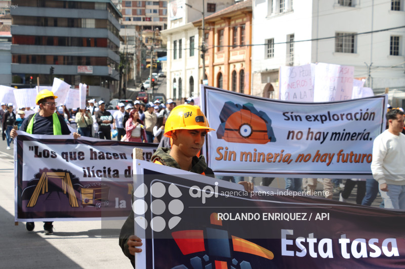 MARCHA MINEROS CONTRA LA TASA MINERA