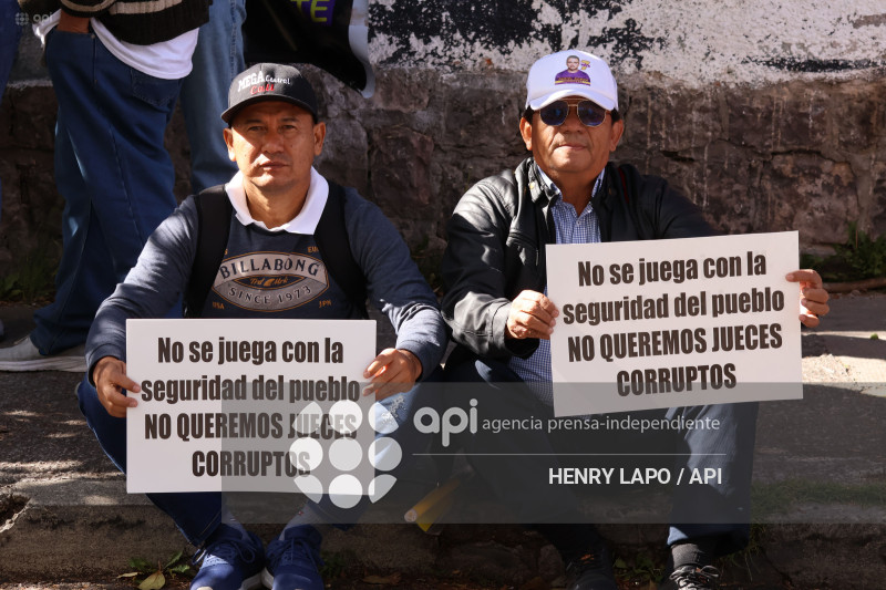 MARCHA CONTRA LA CORTE CONSTITUCIONAL