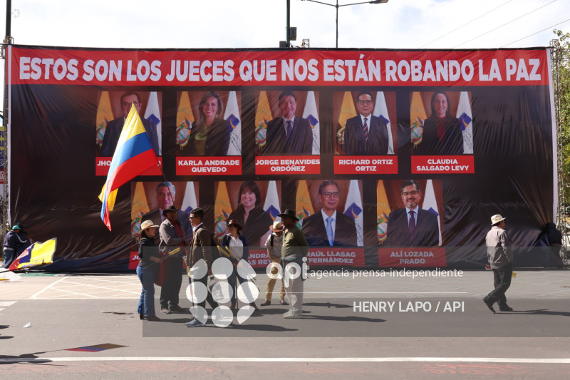 MARCHA CONTRA LA CORTE CONSTITUCIONAL