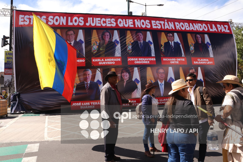 MARCHA CONTRA LA CORTE CONSTITUCIONAL
