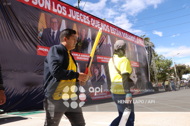 MARCHA CONTRA LA CORTE CONSTITUCIONAL