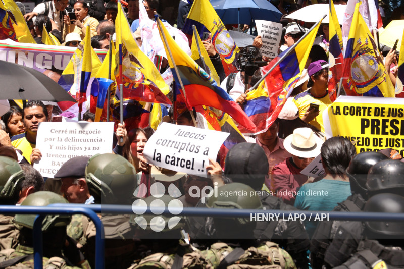 MARCHA CONTRA LA CORTE CONSTITUCIONAL